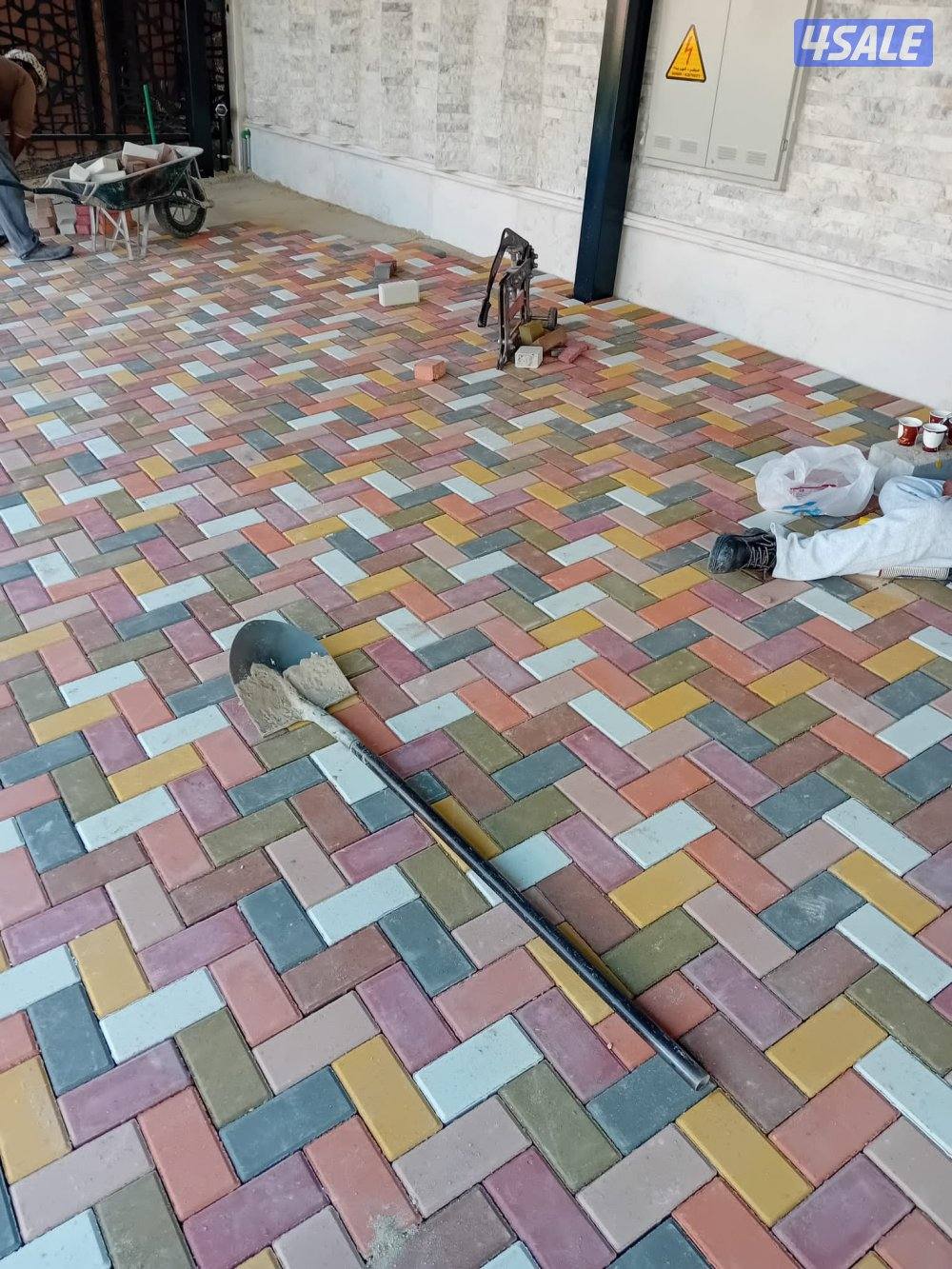معلم تركيب بلاط متداخل وكربستون وكاشي وصبت موزاييك ارضيات ومصفت سيارات6