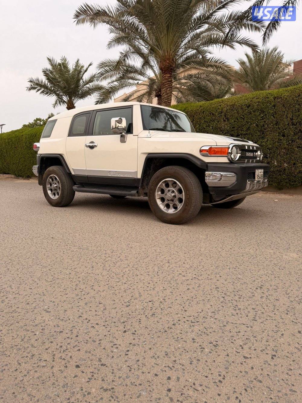 للبيع FJ موديل ٢٠١٣ بحاله ممتازه0