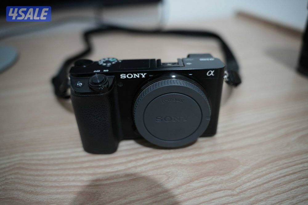 Sony a6100 w Sigma 30 f1.4 lens and bag0