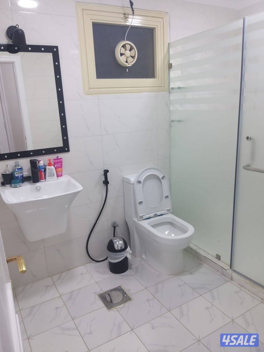 للبيع شقة خلوو شي برايڤت وقوي بالفنطاس اطلالة عالبحر اخر دوور بالعمارة2