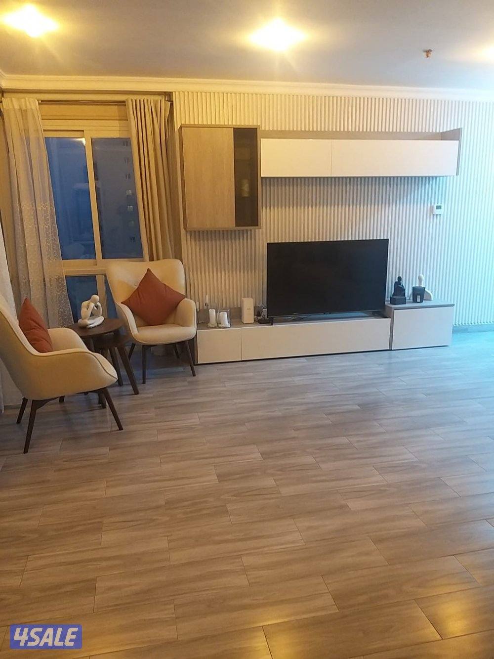 للبيع شقة خلوو شي برايڤت وقوي بالفنطاس اطلالة عالبحر اخر دوور بالعمارة4