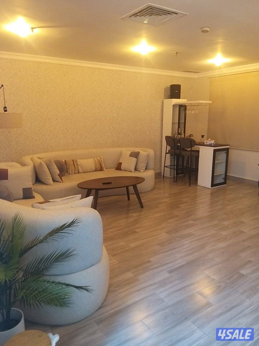 للبيع شقة خلوو شي برايڤت وقوي بالفنطاس اطلالة عالبحر اخر دوور بالعمارة5