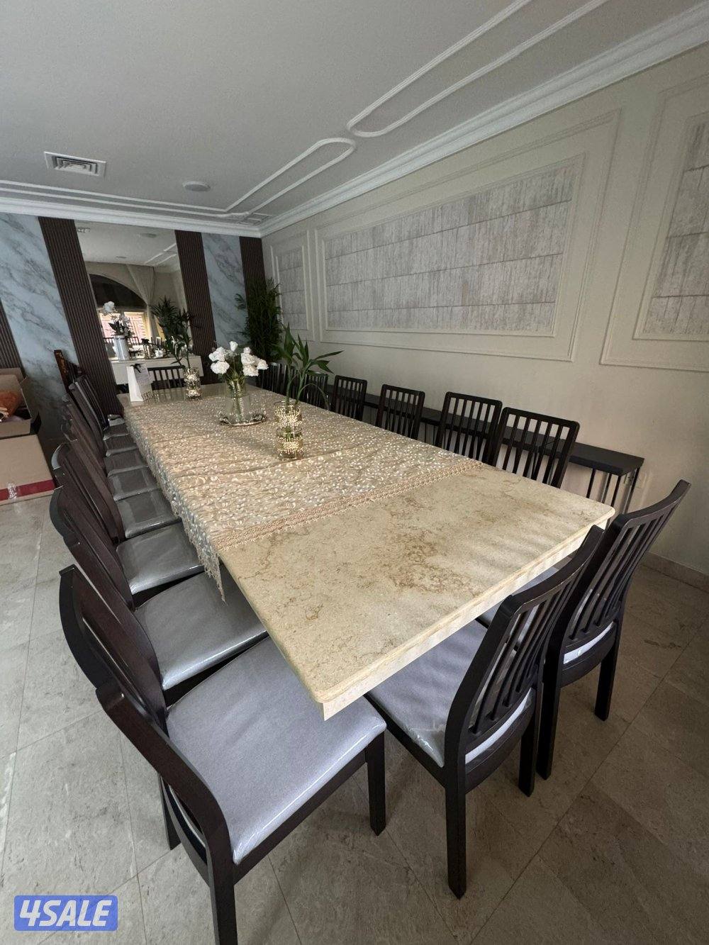 طاولة كبيرة رخام لعدد١٨ شخص، قواعد خشبية قوية1