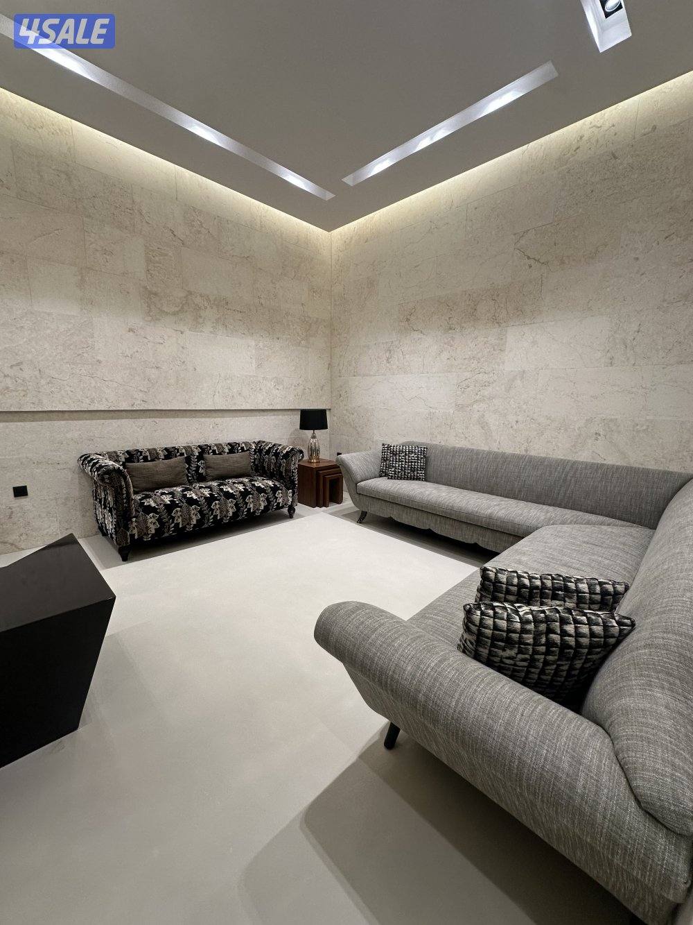 بيع جلسه راقيه تصلح لاستقبال ريسبشن او ديوان فاخر مع طاولات جانبيه0