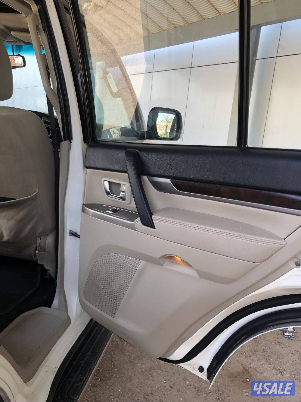 للبيع باجيرو موديل 2017 فل اوبشن اعلى درجة بالوكالة فتحة ماشي 24011