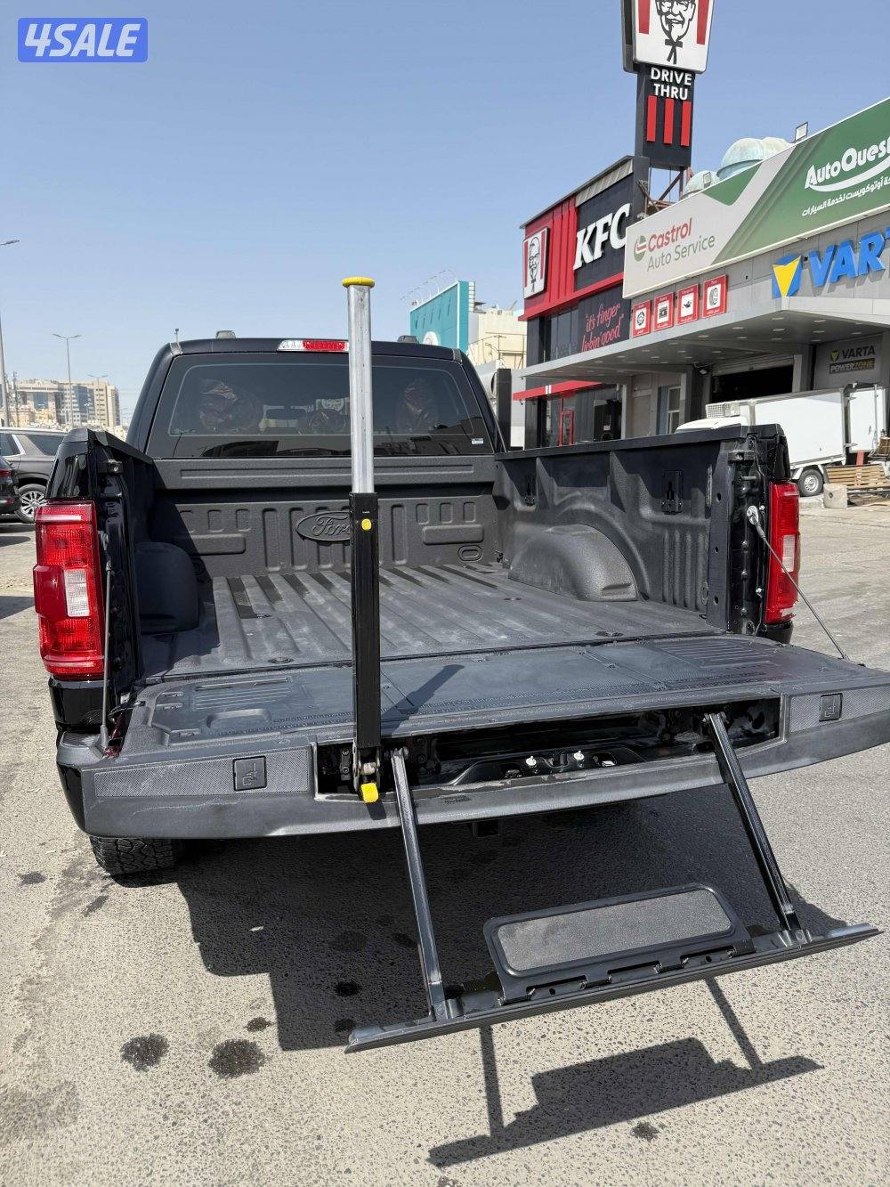 للبيع وانيت فورد FX4  قماره ونص موديل 2023 اللون اسود ملكي شرط الفحص3