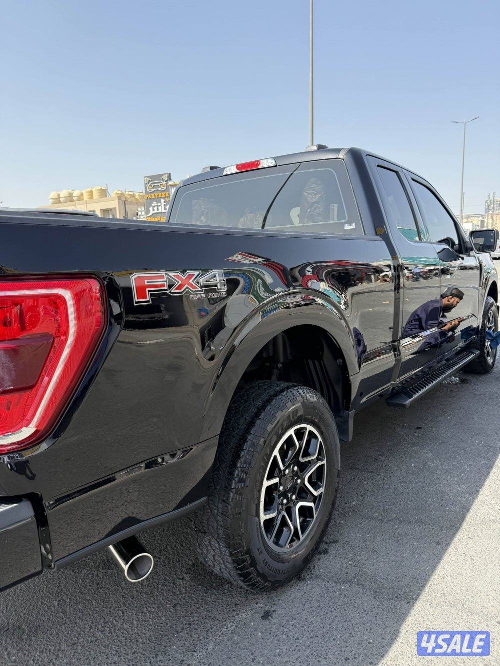 للبيع وانيت فورد FX4  قماره ونص موديل 2023 اللون اسود ملكي شرط الفحص4