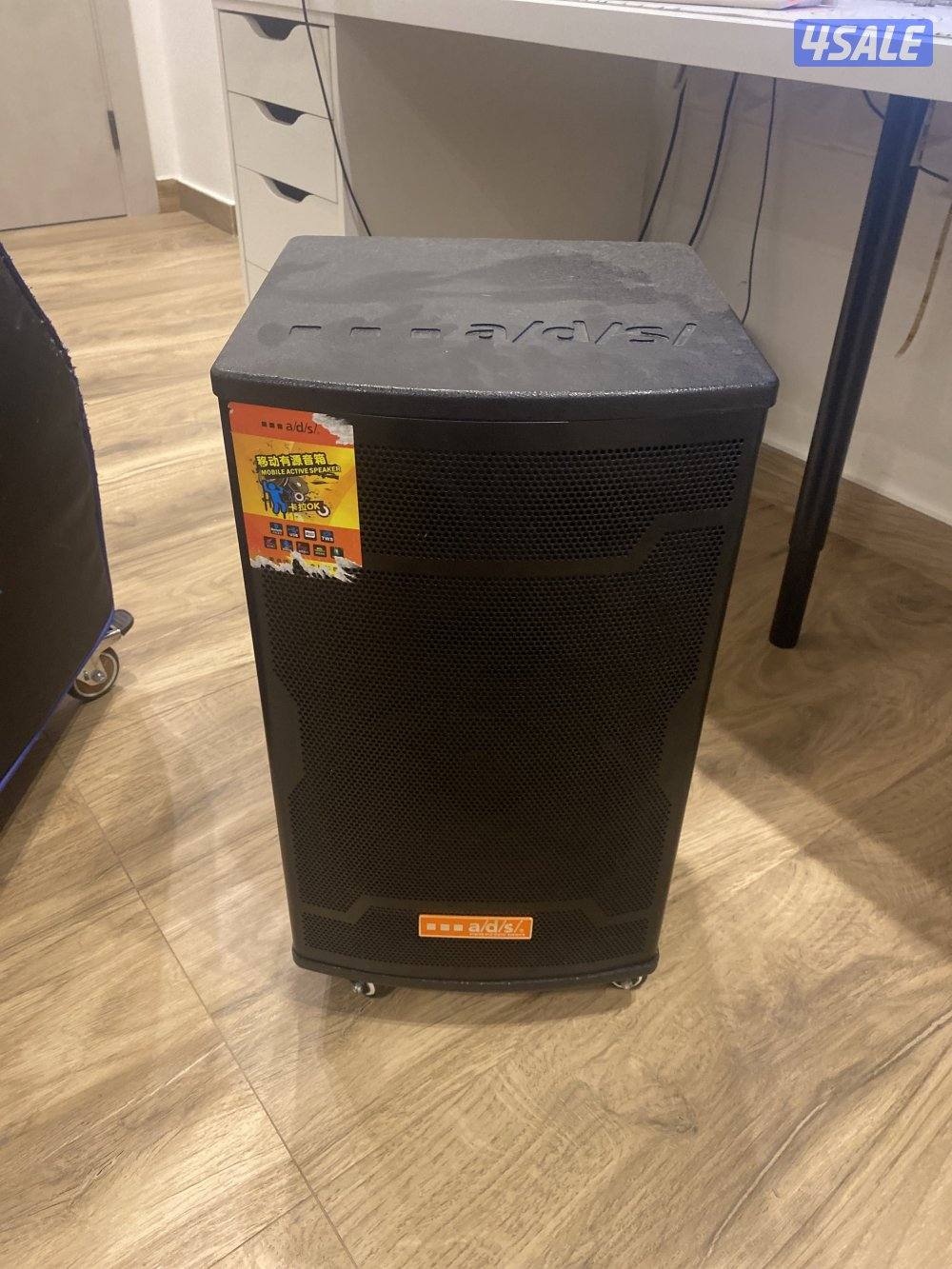 للبيع سماعة ٢٠٠٠ واط معا كامل اغراضه معا مايكين و شاحن للسماعه0