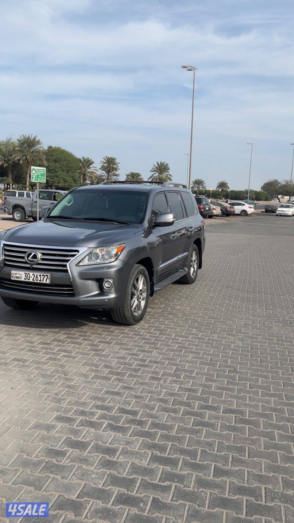 للبيع جيب لكزس موديل ٢٠١٤ الدرجه الثانيه صبغ الوكاله0