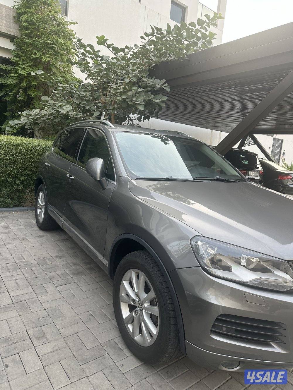 طوارق موديل ٢٠١٤ بانوراما اللون رصاصي غامق ومن الداخل جلد بيج ماشي ١٦٥2