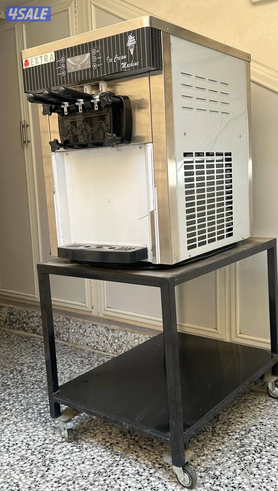 للبيع المكينه الحجم الكبير مكينه ايس كريم بحالة ممتازه مع طاولة1