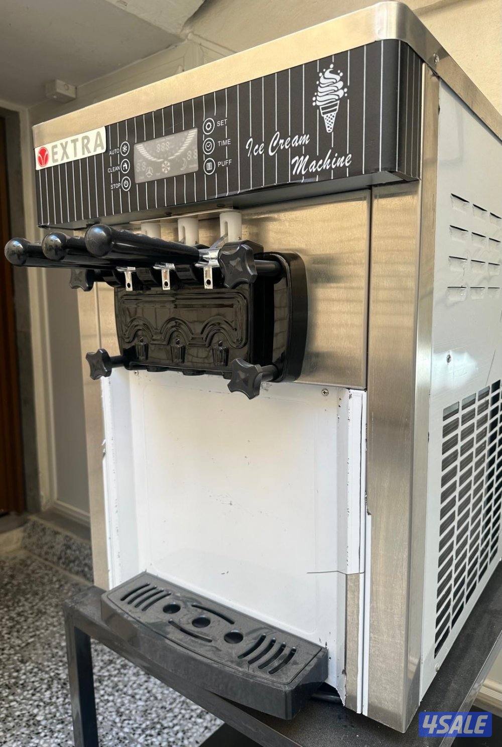 للبيع المكينه الحجم الكبير مكينه ايس كريم بحالة ممتازه مع طاولة2