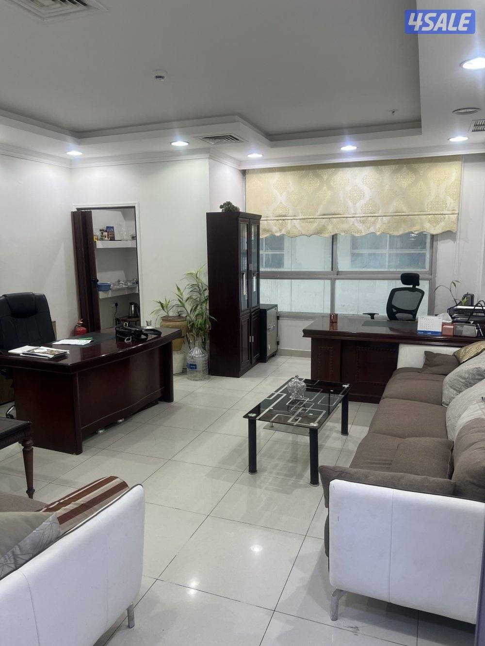 يوجد لدينا مكتب مساحه (60)م عدد 2 رقم الي مجمع راقي تشطيب سوبر لوكس0