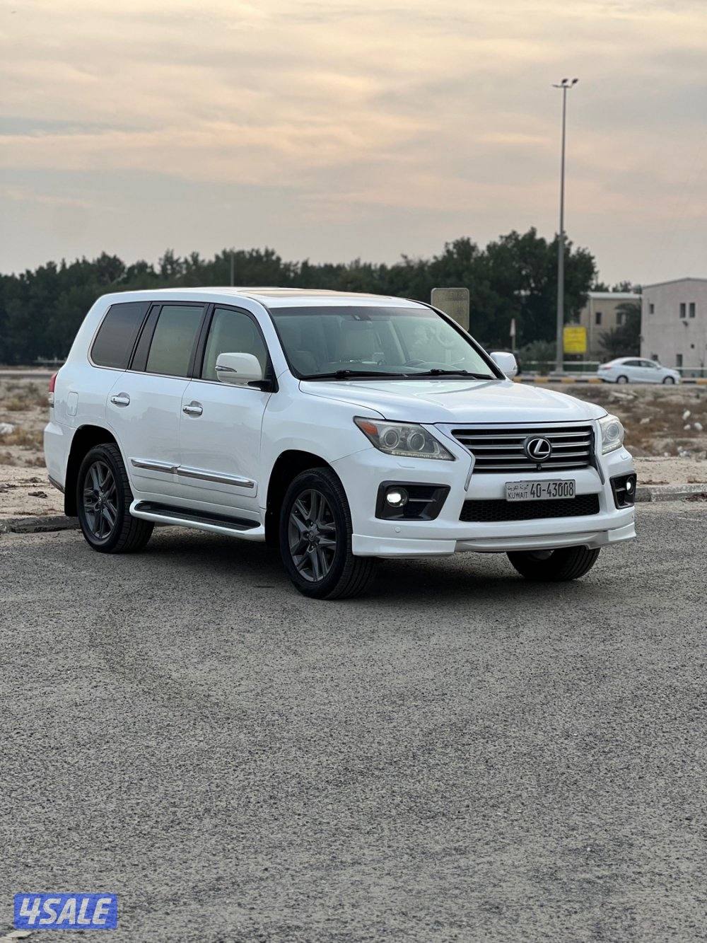 للبيع جيب لكزس Lx570 موديل 2013 من داخل بيج عداد 400 شرط الفحص0