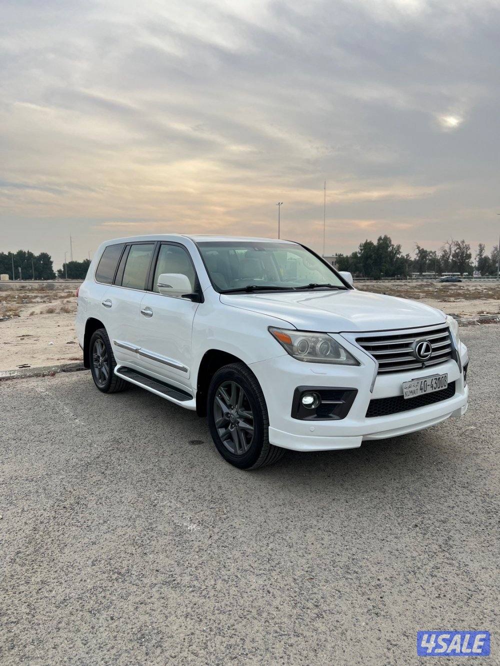 للبيع جيب لكزس Lx570 موديل 2013 من داخل بيج عداد 400 شرط الفحص2