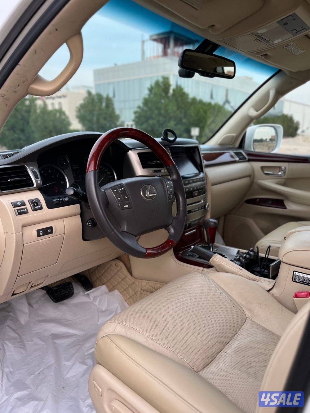 للبيع جيب لكزس Lx570 موديل 2013 من داخل بيج عداد 400 شرط الفحص6