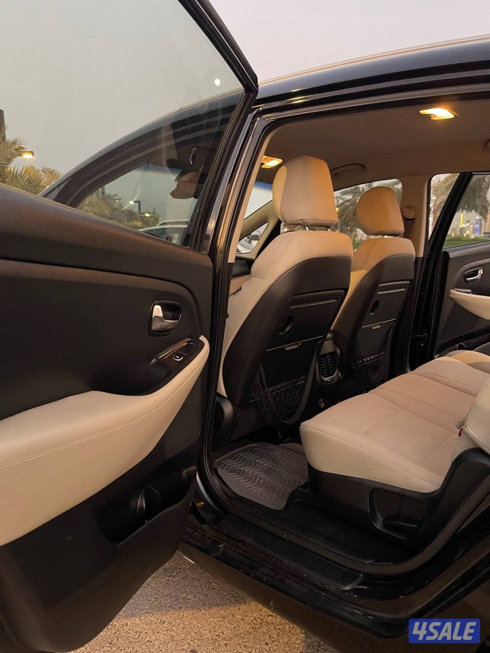 كيا كارينز عداد 97 ألف بحالة ممتازه وسعر مناسب9