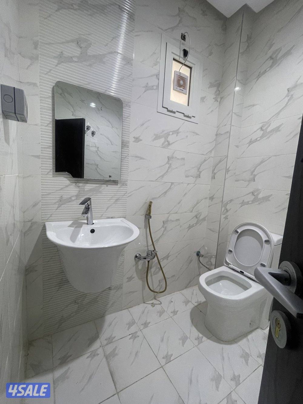 للإيجار شقه شبه جديده تكيف سنترال ثلاث غرف والصاله وغرفه خدمه1