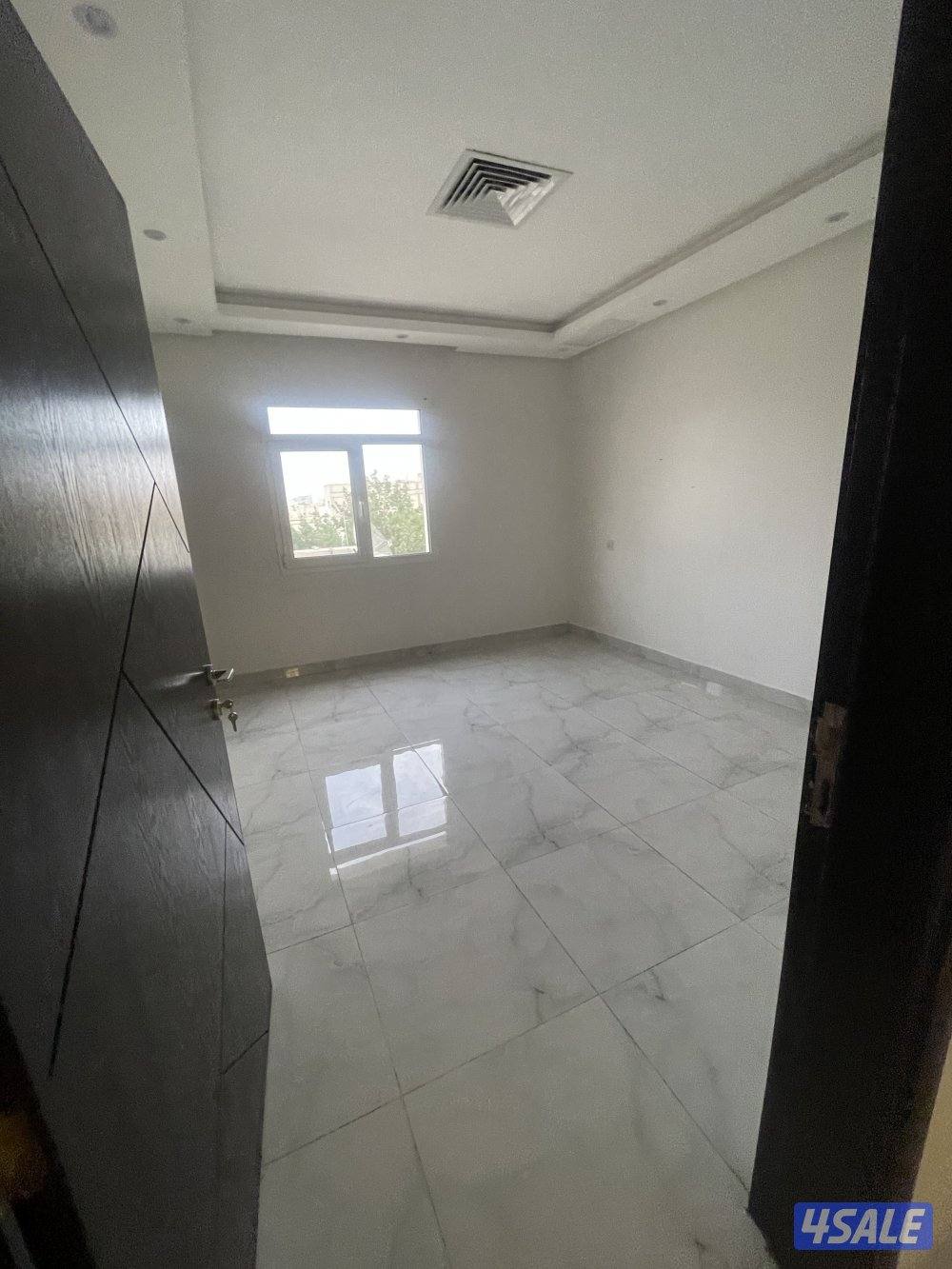للإيجار شقه شبه جديده تكيف سنترال ثلاث غرف والصاله وغرفه خدمه3