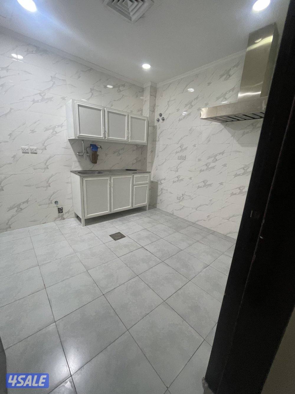 للإيجار شقه شبه جديده تكيف سنترال ثلاث غرف والصاله وغرفه خدمه6