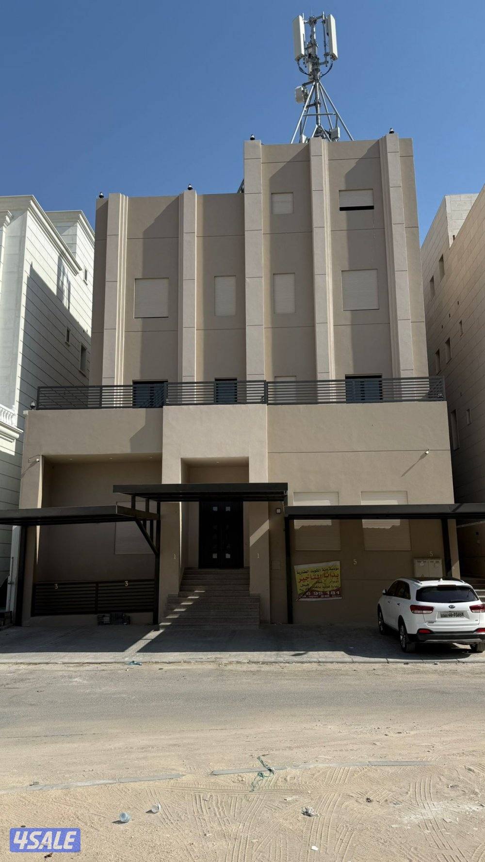 للبيع قسيمه بجنوب عبدالله المبارك بطن وظهر0