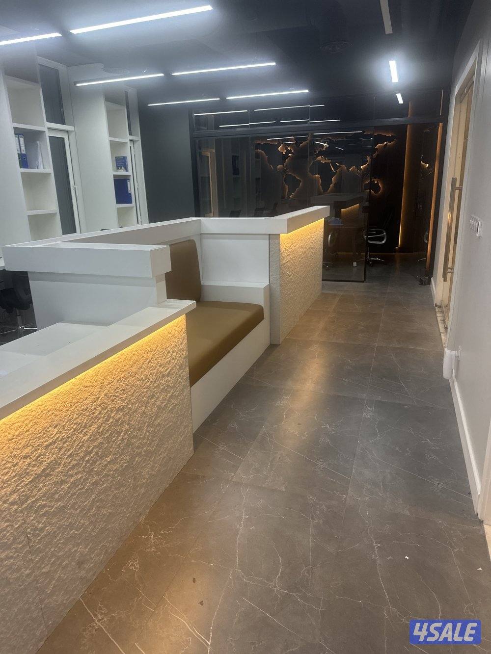 مكتب مؤثث لقطة موقع ممتاز بقلب سوق السالمية مساحة ١٢٠ متر فيو رائع1