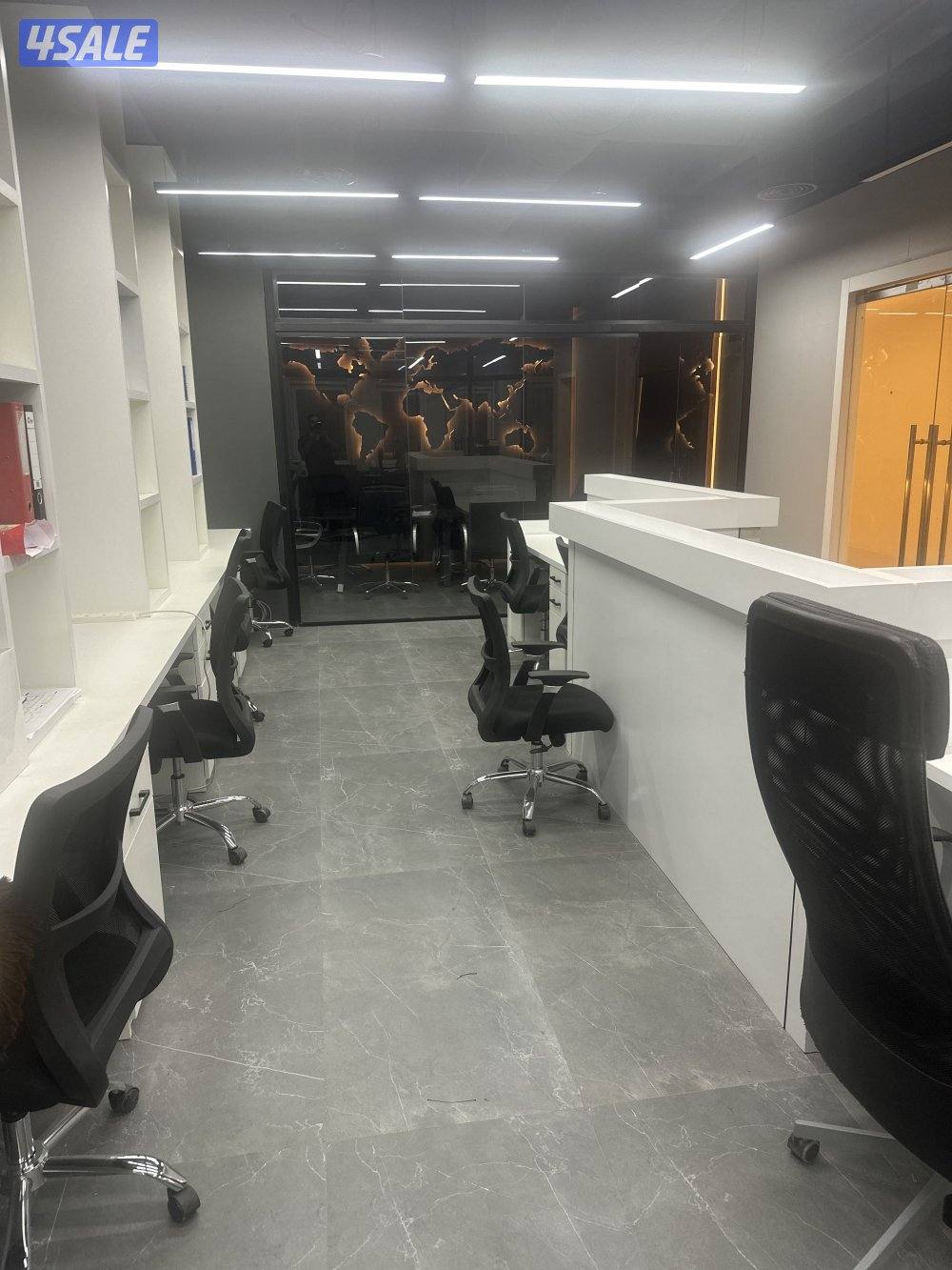 مكتب مؤثث لقطة موقع ممتاز بقلب سوق السالمية مساحة ١٢٠ متر فيو رائع2