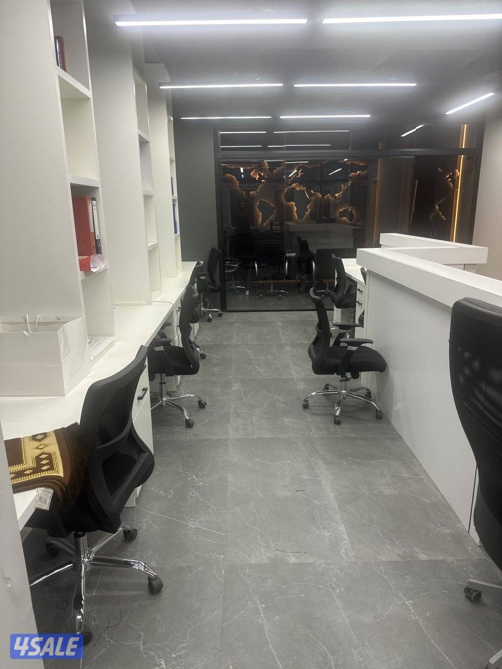مكتب مؤثث لقطة موقع ممتاز بقلب سوق السالمية مساحة ١٢٠ متر فيو رائع3