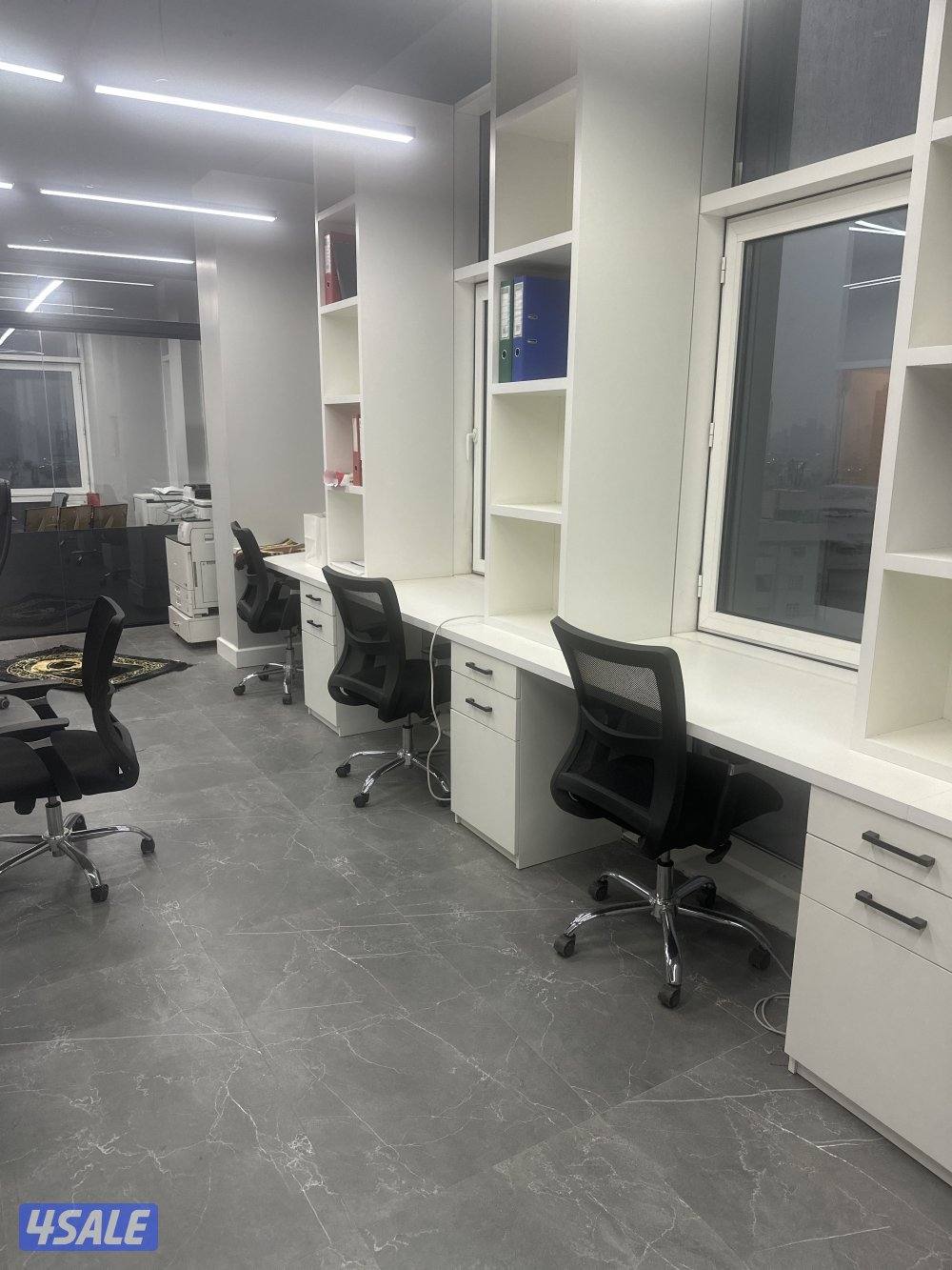 مكتب مؤثث لقطة موقع ممتاز بقلب سوق السالمية مساحة ١٢٠ متر فيو رائع5