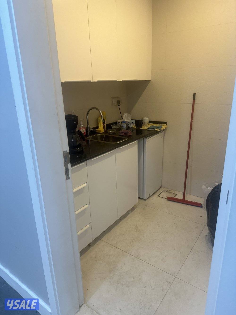 مكتب مؤثث لقطة موقع ممتاز بقلب سوق السالمية مساحة ١٢٠ متر فيو رائع7