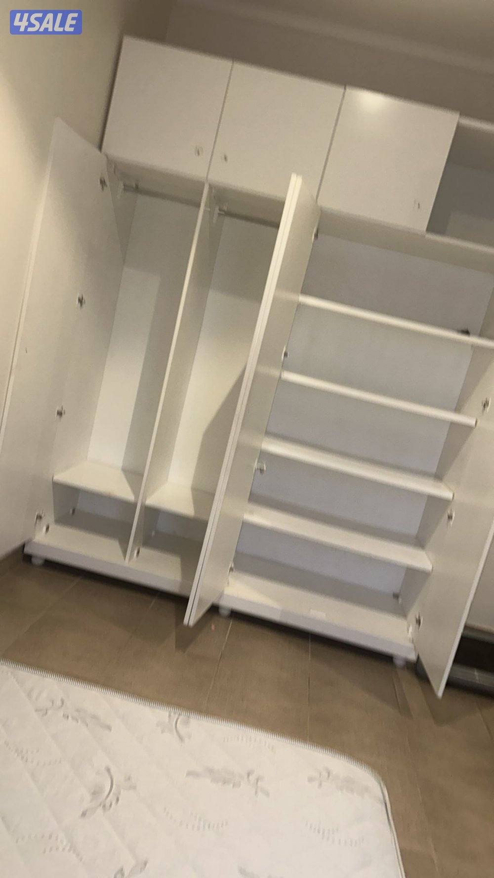 للبيع كبت اربع ابواب مخازن نظيف ابيض نجارة محليه0