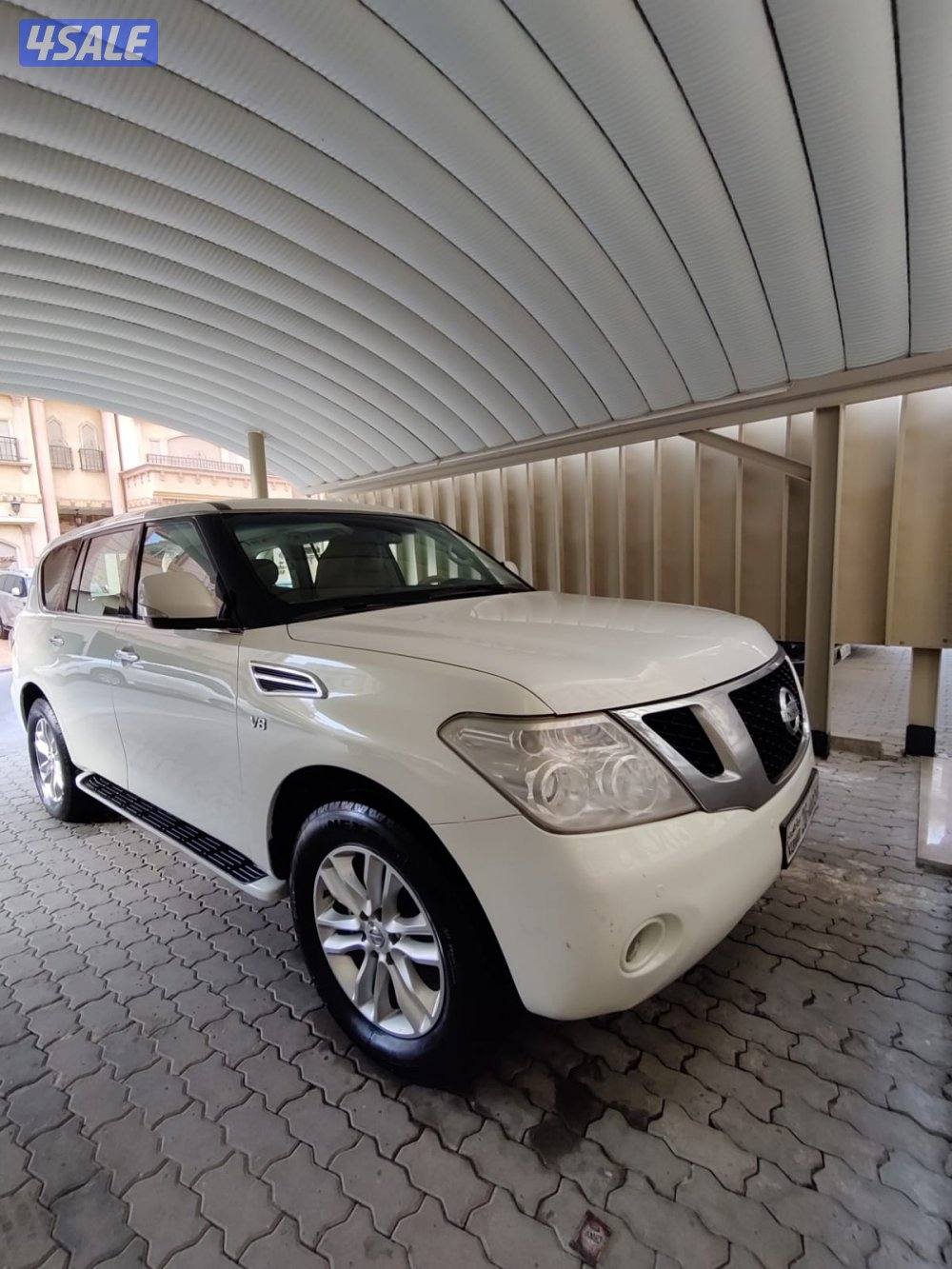 للبيع باترول 2013 SE ٦ سلندر كشنات جلد فتحة شاشات خلفية رنقات ٢٠2