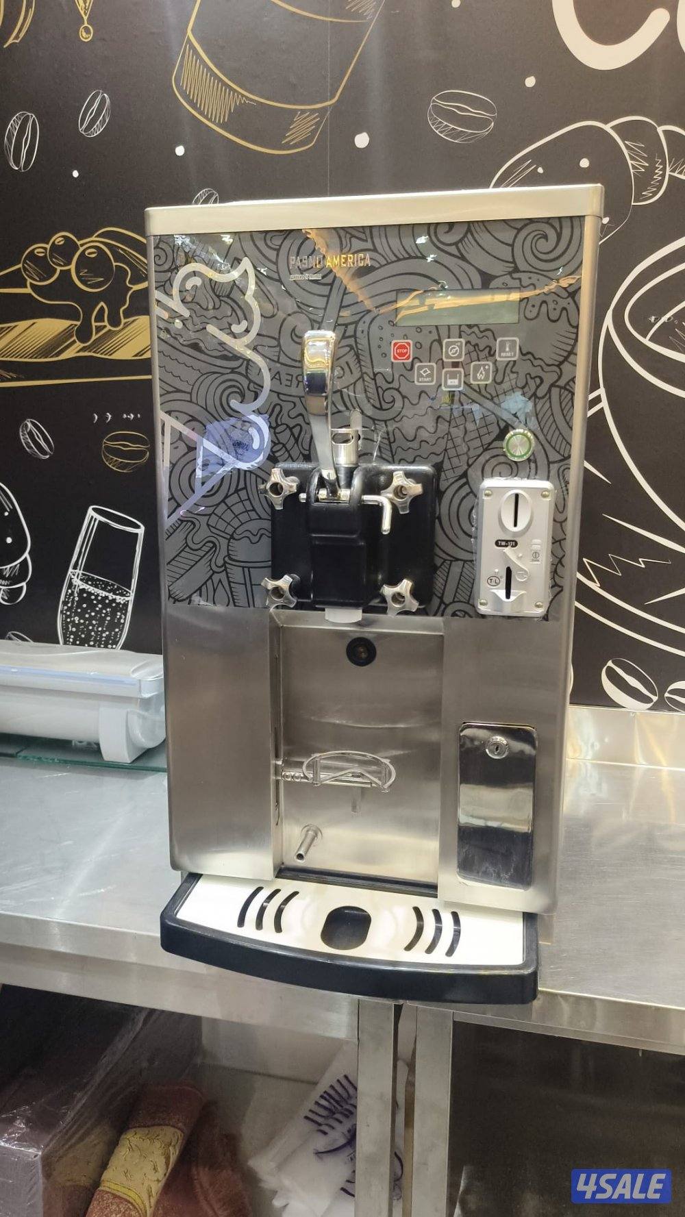 للبيع للمقيمين او مواطنين كوفي شوب في السالميه شارع سالم المبارك مساحة10