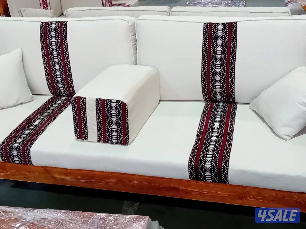 يوجد لدينا كراسي حدائق3