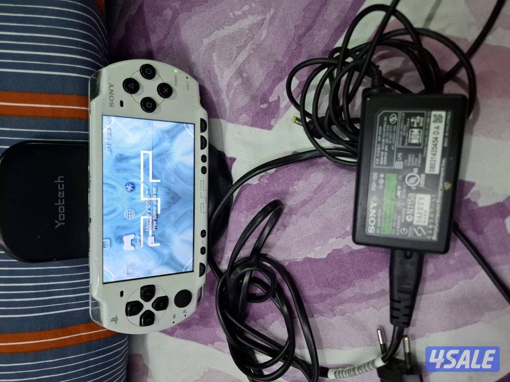 PSP SLIM P2000 WHITE/BLACK COLOR 4GB SD CARD 35GAMES11
