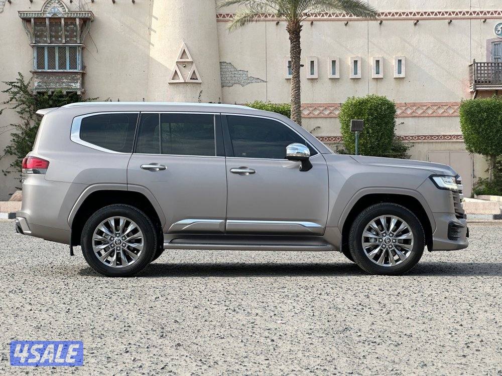 للبيع لاند كروز VXR/2023 ممشى 15 الف حالة نادرة8