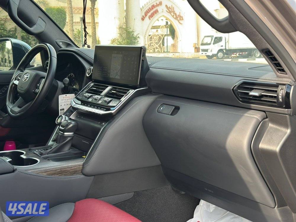 للبيع لاند كروز VXR/2023 ممشى 15 الف حالة نادرة12