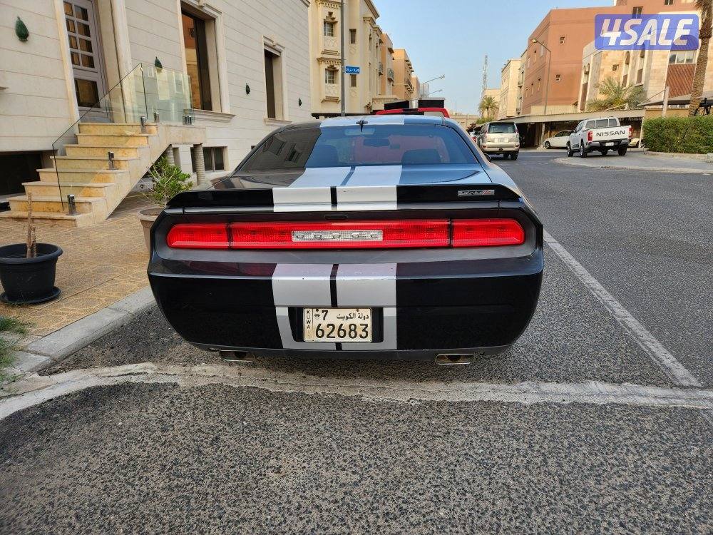 للبيع تشالنجر srt8 6.4 ماشي 2350