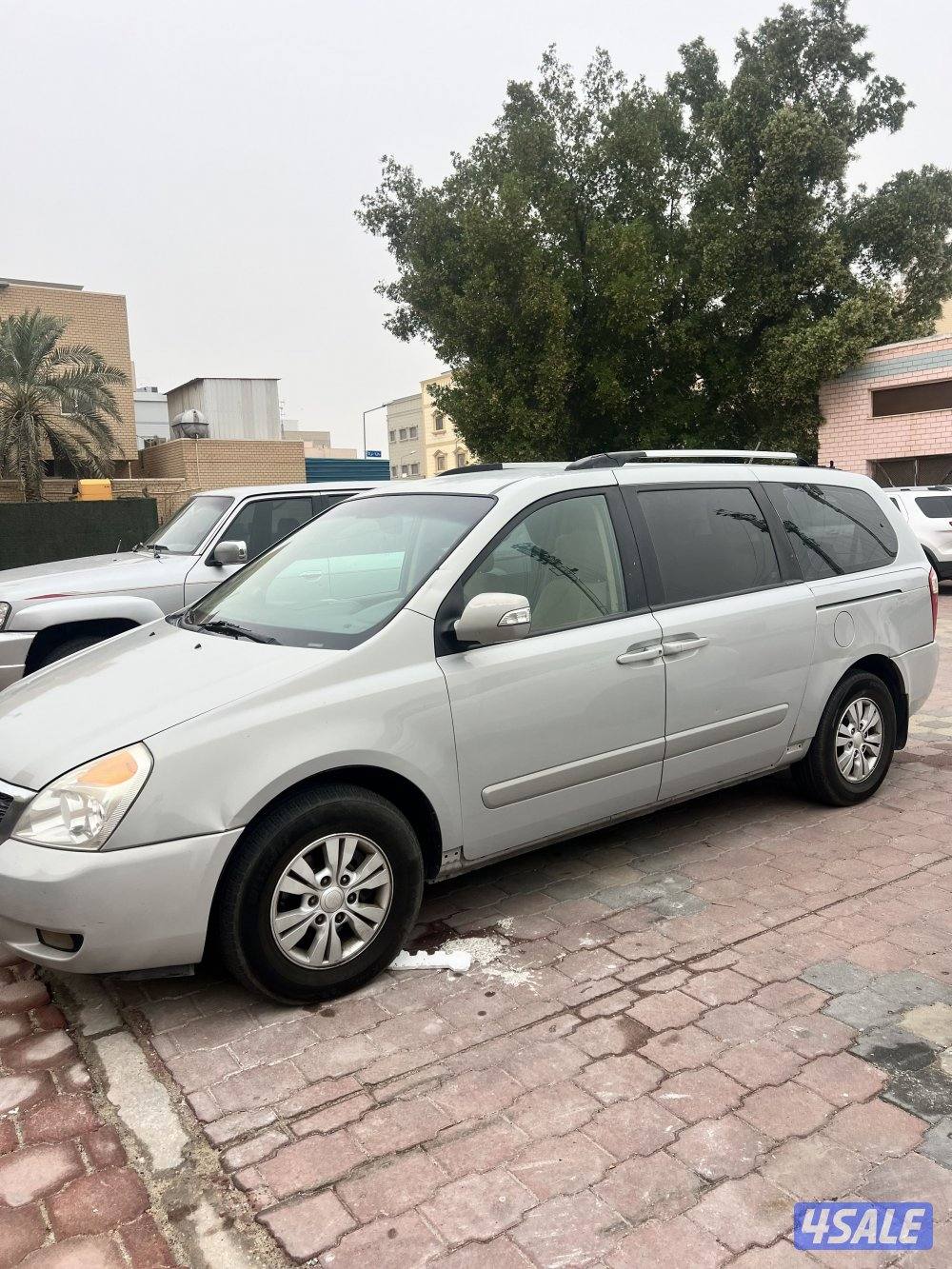 للبيع كيا كرنفال ٢٠١٤ ماشي ٢٢٦ الف السياره ب حالة ممتازه على السوم2