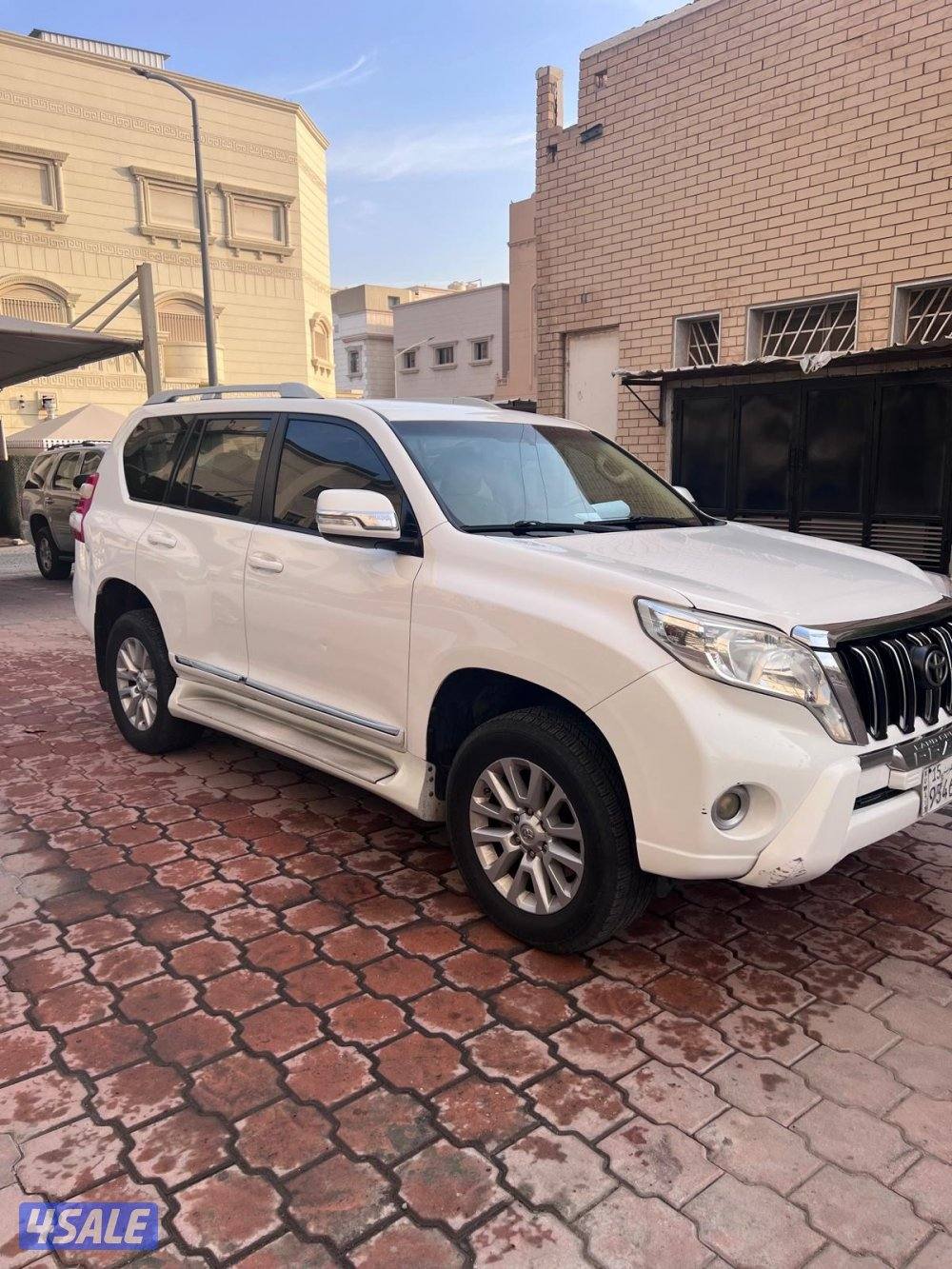 للبيع برادو 2017  لون ابيض  txl ماشي 2390