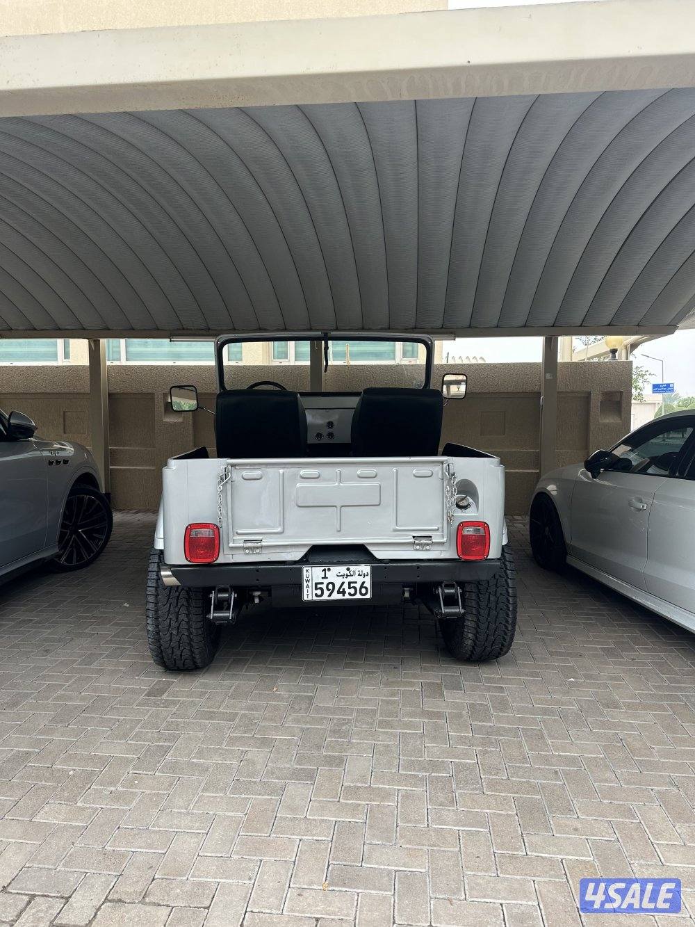 Jeep willys 1979 مجدد بالكامل و منفوض من الى عليه مكينه و قير جمس ٣٥٠2