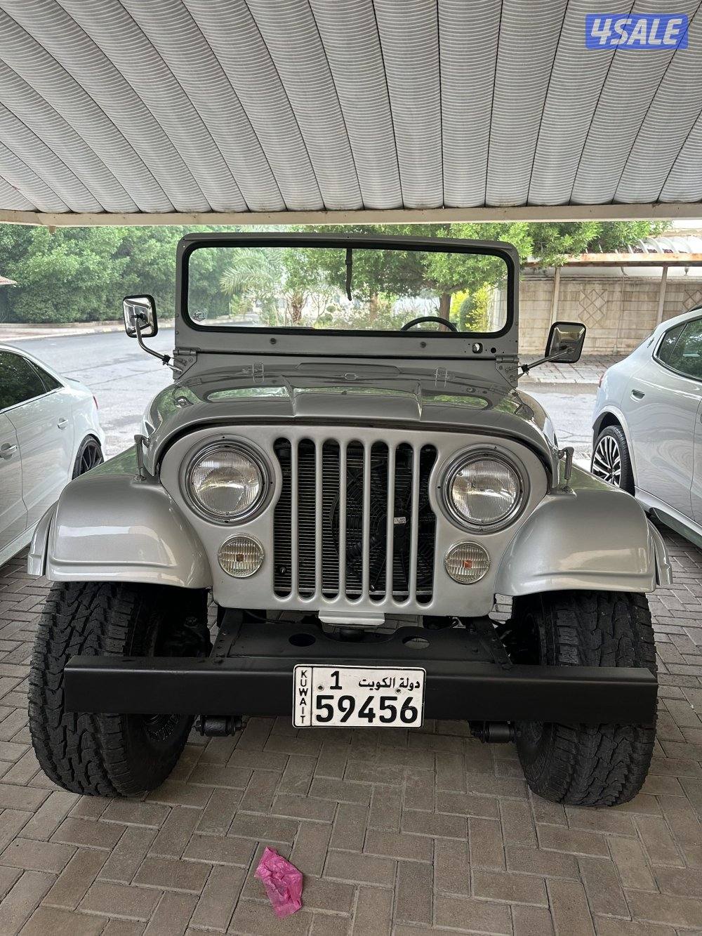 Jeep willys 1979 مجدد بالكامل و منفوض من الى عليه مكينه و قير جمس ٣٥٠0
