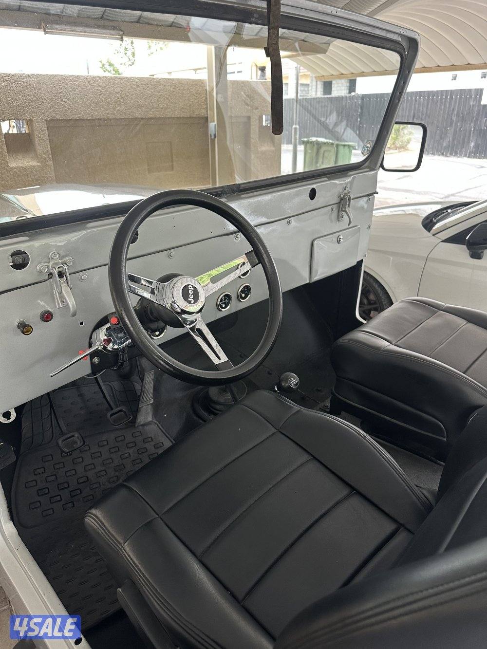 Jeep willys 1979 مجدد بالكامل و منفوض من الى عليه مكينه و قير جمس ٣٥٠3