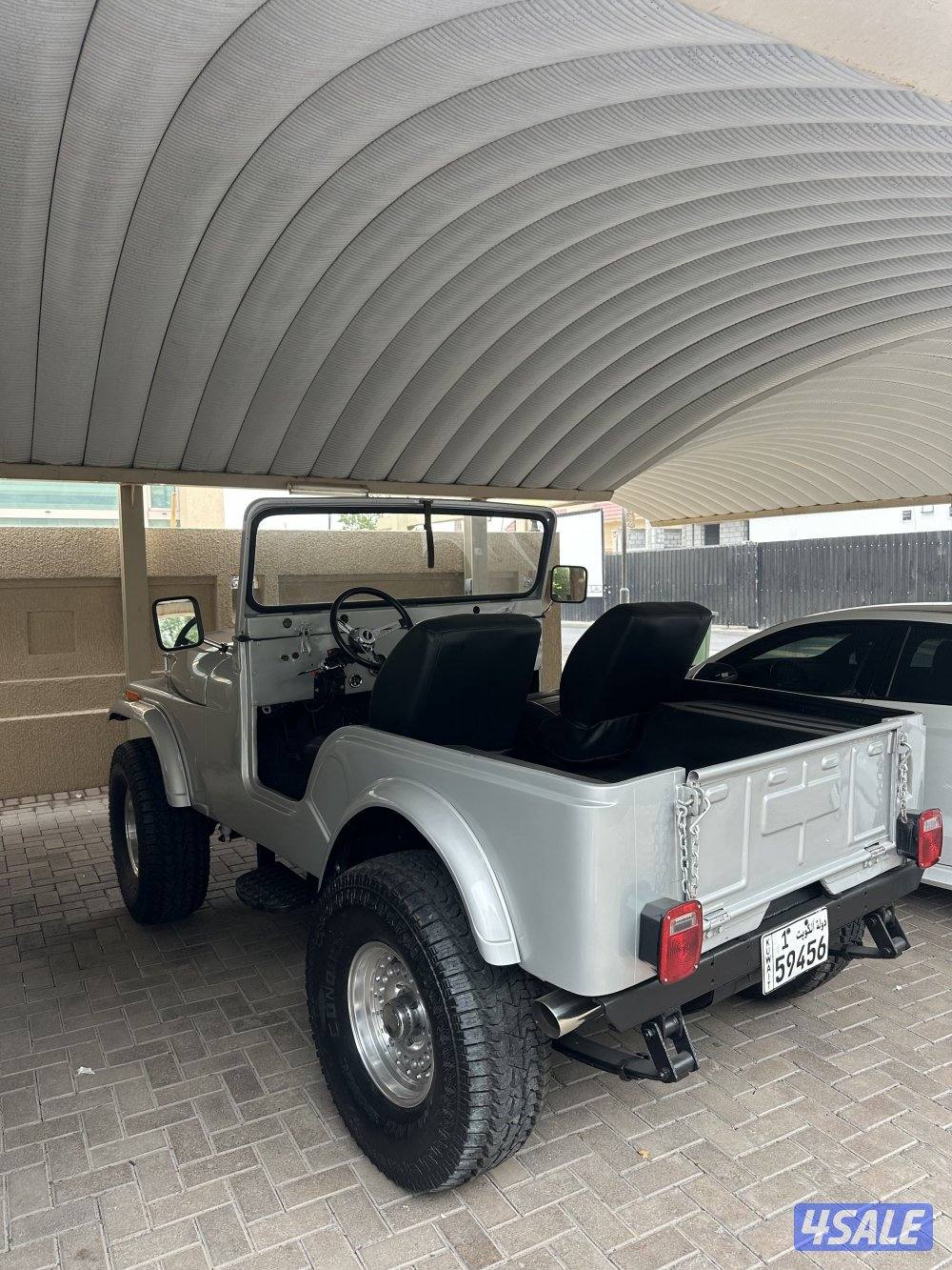 Jeep willys 1979 مجدد بالكامل و منفوض من الى عليه مكينه و قير جمس ٣٥٠4