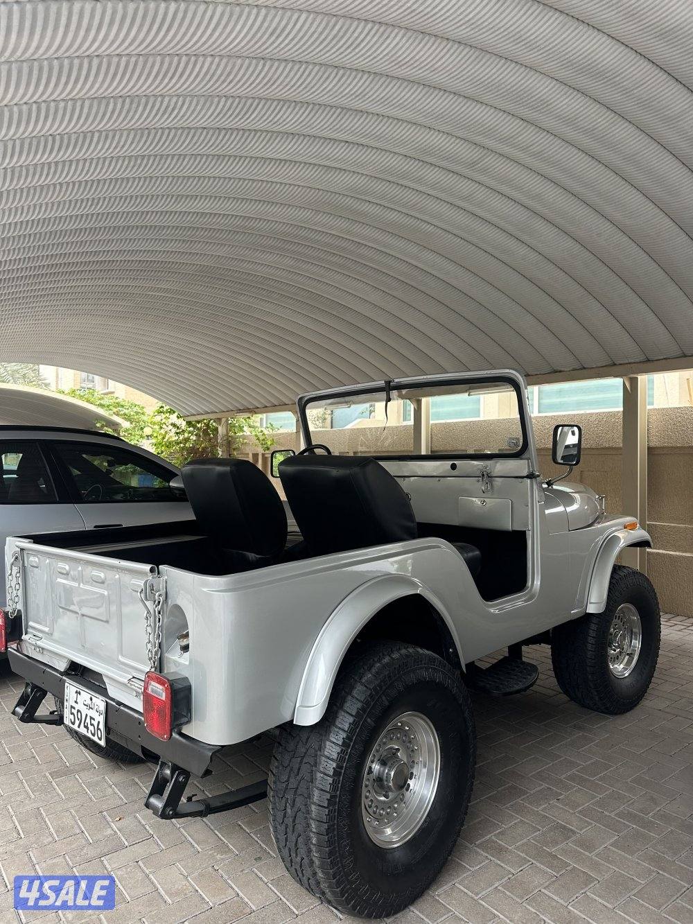 Jeep willys 1979 مجدد بالكامل و منفوض من الى عليه مكينه و قير جمس ٣٥٠5