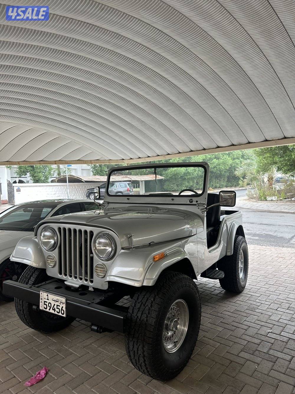 Jeep willys 1979 مجدد بالكامل و منفوض من الى عليه مكينه و قير جمس ٣٥٠6