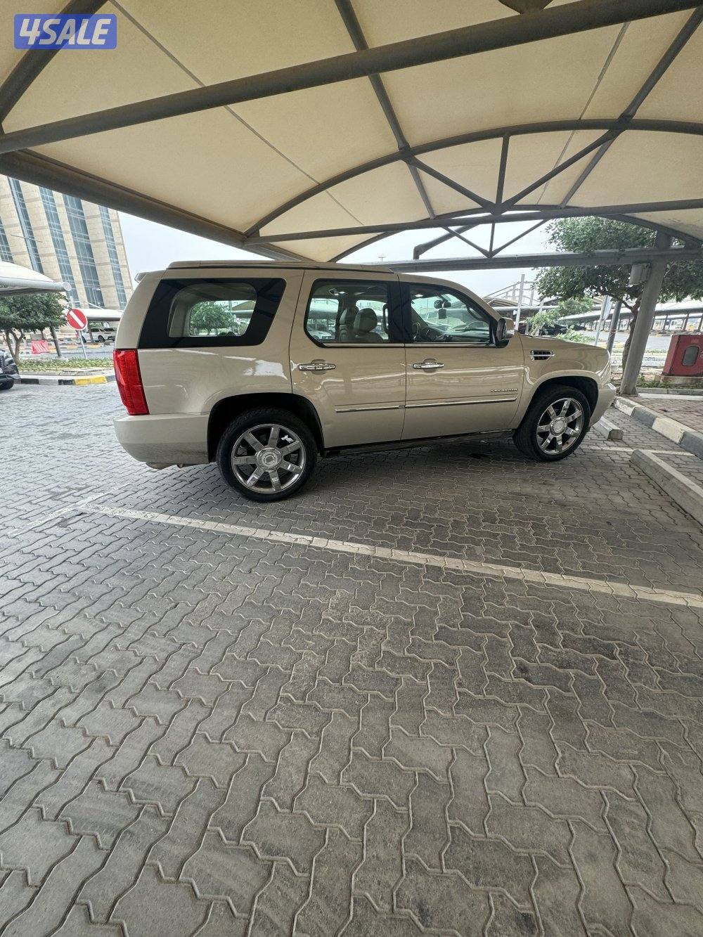 اسكاليد 2012 ذهبي مرفق ورقه الفحص اليوم فاحصه 12/97