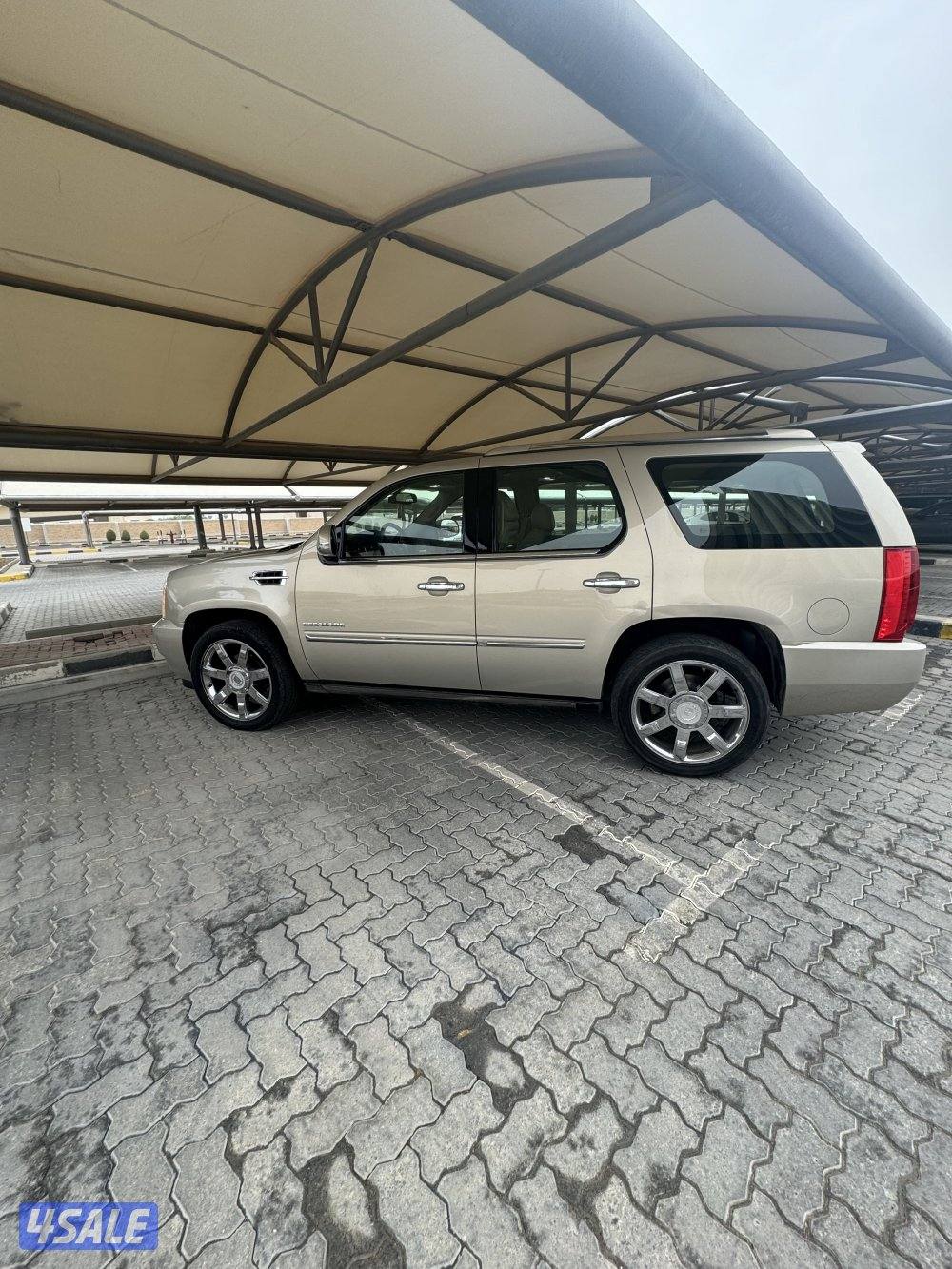 اسكاليد 2012 ذهبي مرفق ورقه الفحص اليوم فاحصه 12/98