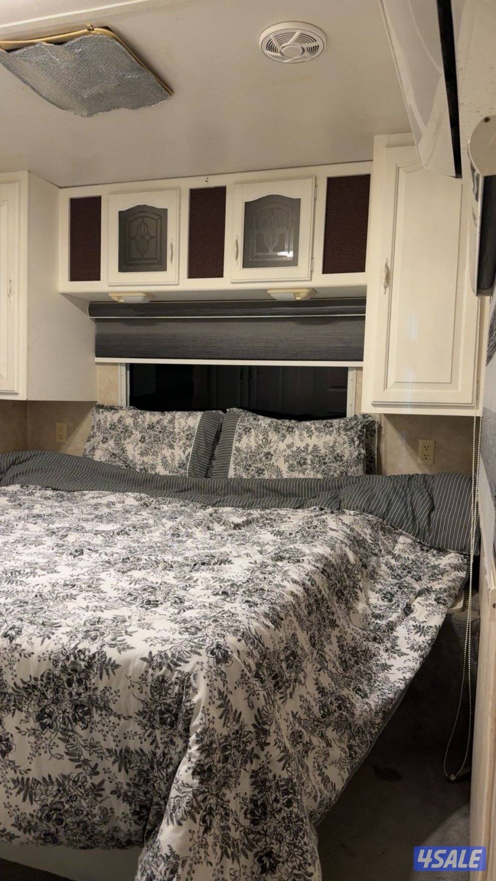 للايجار مخيم مع كرفان خلف اسطبلات الاحمدي متوفر راس السنه6