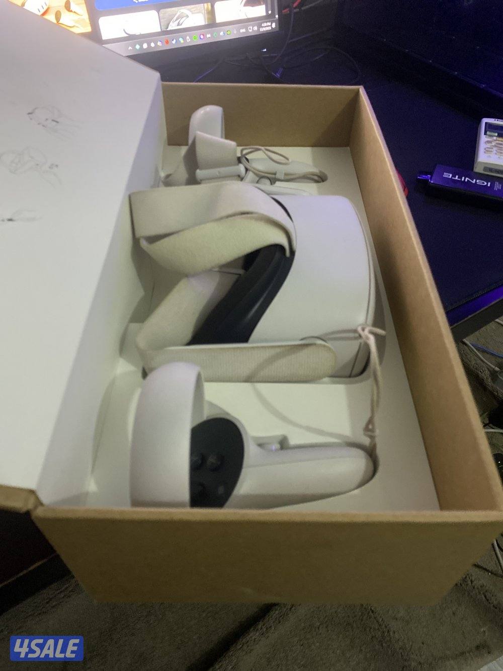 oculus quest 2, في ار كويست تو مع يداتها الاثنين والكرتون.2